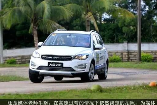 众泰汽车大迈X5更换步骤