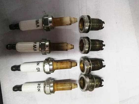 火花塞里白金在什么位置