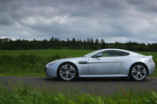 阿斯顿马丁 V12-Vantage